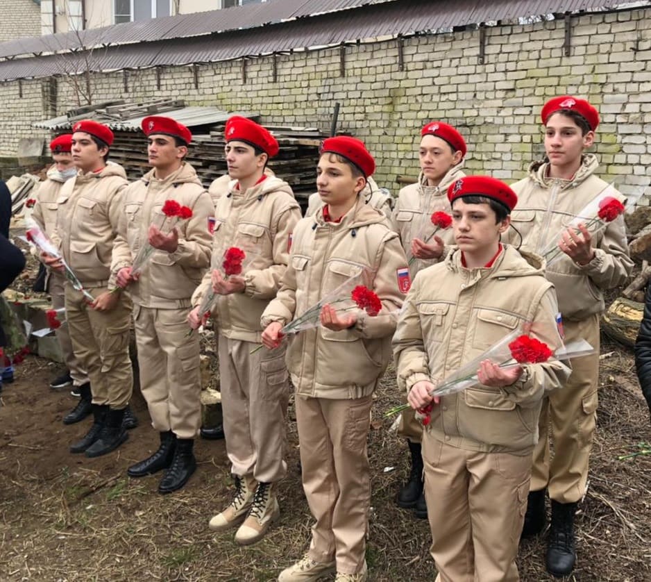 Рамазан Джафаров возложил цветы к могиле кавалера Ордена Мужества Марата Молчанова